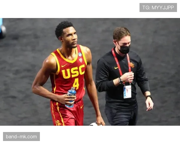 埃文·莫布里挡拆吸引防守拉开空间提升内线得分效率